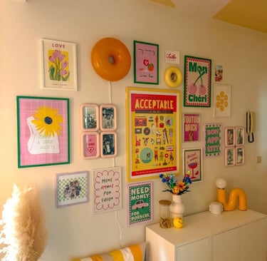 Mur de cadres colorés de Interior by Tim