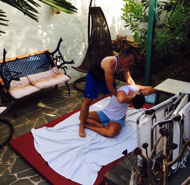 masajista hace giro de la cintura al recibidor del masaje