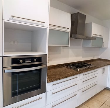 cocina contemporanea con horno y estufa independientes