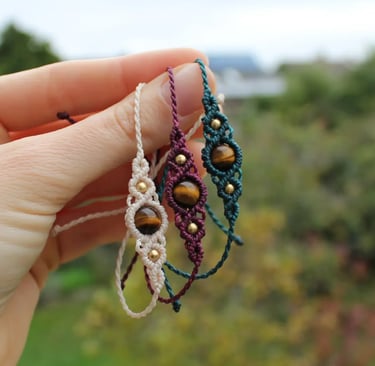 Makramee-Armbänder mit Edelsteinen in verschiedenen Farben