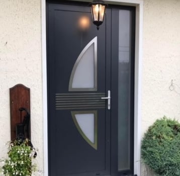 porte d'entrée noire et vitrée neuve