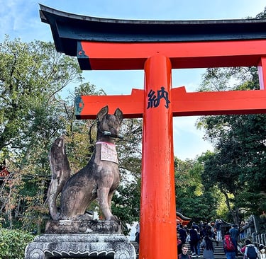 Kami renard devant une porte torii rouge