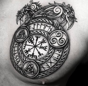 Tatouage viking intégrant un vegvisir, un valknut, un triskel, et un noeud celtique.