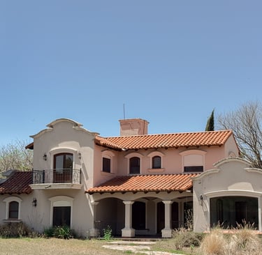 Casa en venta en El Tipal Club de Campo, Salta. Dos plantas, amplio jardín con pilete y galeria