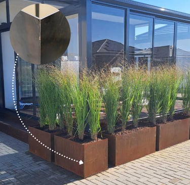 Lauko vazonai iš dažyto ir rūdinto corten metalo