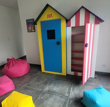 bibliothèque sur mesure en pin. référence aux cabines de plage colorées de l'ile d'Oléron