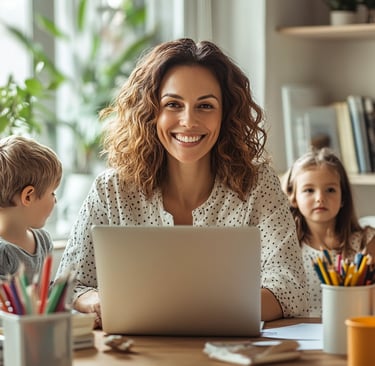 Mujer sonriente trabaja en laptop acompañada de niños, representa emprendimiento desde casa, mujer, hijo, equilibrio familiar