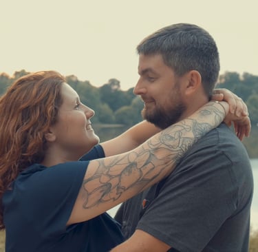 couple enlacé filmé par vidéaste de mariage à Saint Malo