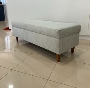 Tapicería de arcón reposa pies en textil hidrófugo antimanchas. Tenerife.