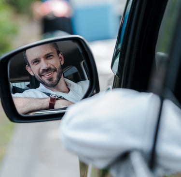 Hombre en automóvil grabado de patentes