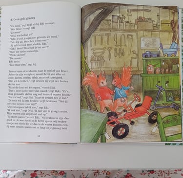 afbeelding van illustratie van twee eekhoorns in een speelgoedwinkel naast een pagina tekst uit boek