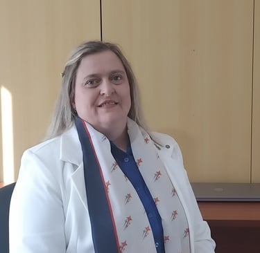 uma mulher com uma camisa branca e lenço