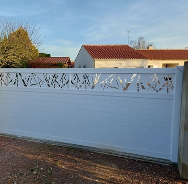 portail coulissant en pvc blanc posé par l'artisan menuisier en Vendée 