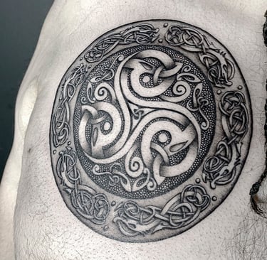 Tatouage celtique circulaire sur le pectoral.