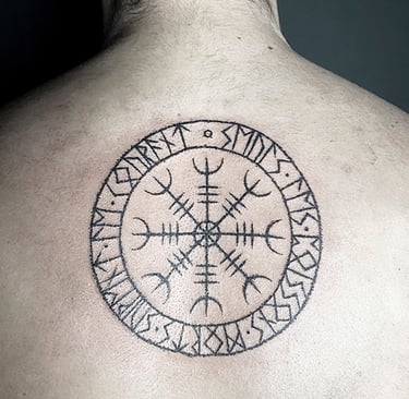Tatouage d'un vegvisir entouré de l'alphabet runique Futhark.