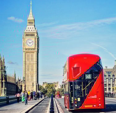 Un bus rouge à deux égates sur le pont de Westminster roulant en direction d'Elizabeth Tower Big Ben
