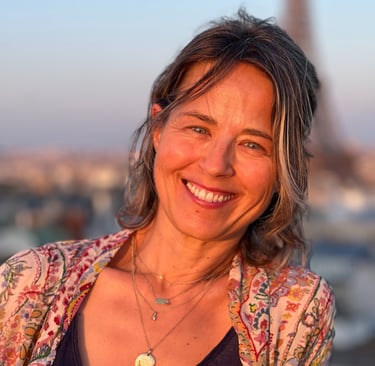 Une femme apaisée avec un large sourire 