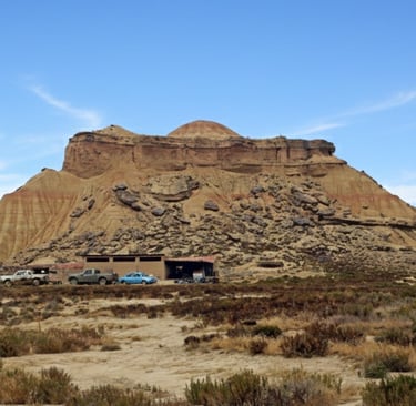 Paisaje árido y espectacular de las Bardenas Reales. La imagen destaca el Cabezo de los hermanos