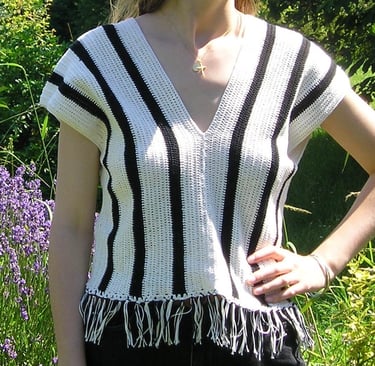 Une femme qui porte un top en coton crocheté à rayures blanches et noires