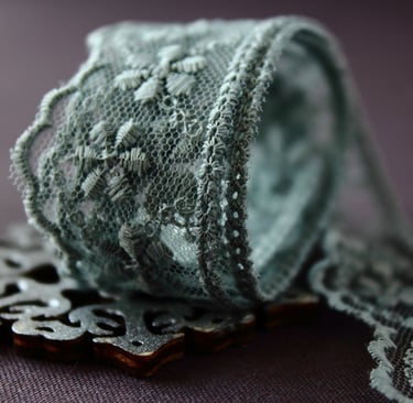Rongzhiyue: Green lace close-up