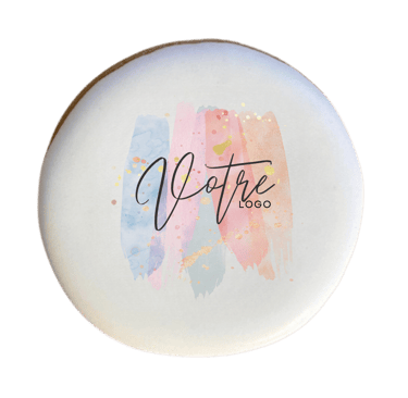 un biscuit avec un logo imprimé dessus