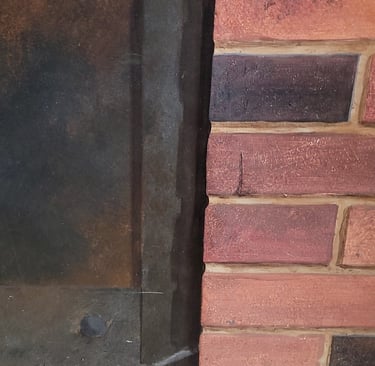 Détail d'un décor peint en trompe-l'oeil, imitation de métal rouillé et mur de briques