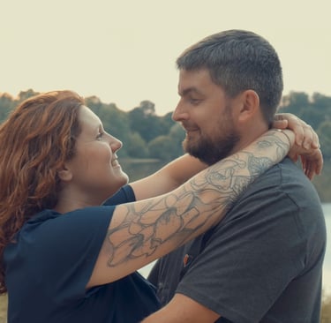 couple enlacé filmé par vidéaste de mariage à Saint Malo