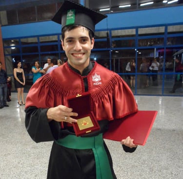 um formando segurando o prêmio de melhor aluno