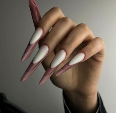 unghie lunghe forma mandorla russa beige e bianco latte 