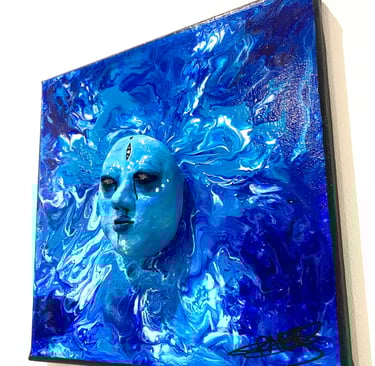 Ilona Paris tableau d'une sculpture bleue qui émerge d'un tableau bleu vu de côtés