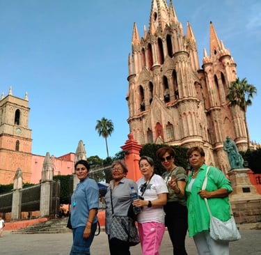 Familia disfrutando en San miguel de Allende frente a su iglesia
