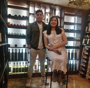 Pareja dusfrutando degustacion en tienda artesanal de vinos