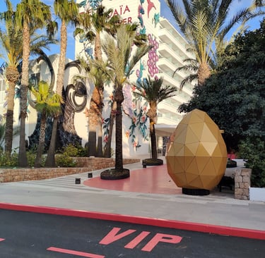 Pintado de logotipo corporativo sobre el asfalto en parking