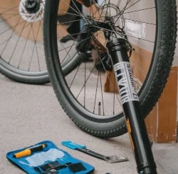 roue de vélo en réparation