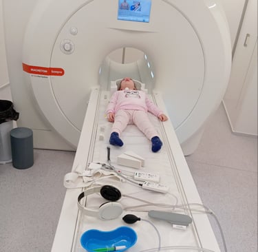 дитина на у МРТ, у лікарні