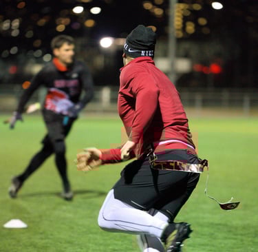 Flag Football Training der Limmat Lightning in Zürich: Spieler in Bewegung auf dem Spielfeld