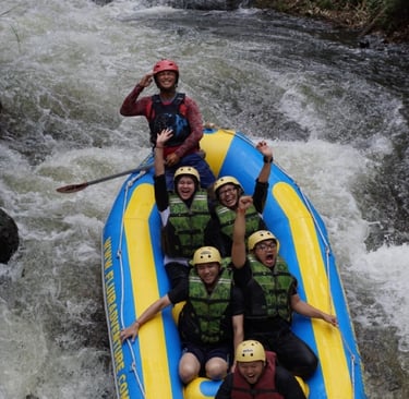 Peserta ceria saat melewati jeram seksi