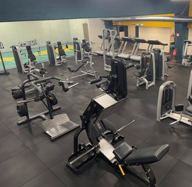 Sala attrezzata della palestra Move 2 Grow a Milano con macchinari per esercizi di forza, cardio e allenamenti funzionali, in