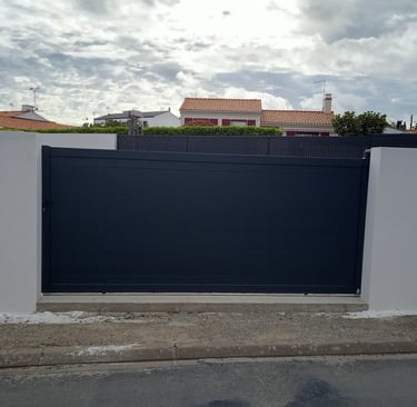portail noir en PVC posé par l'artisan menuisier en Vendée