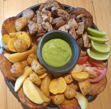 Picada de carne, papas y guacamole en el Restaurante Beer and Burger
