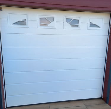 porte de garage en pvc blanche posée par l'artisan menuisier en Vendée