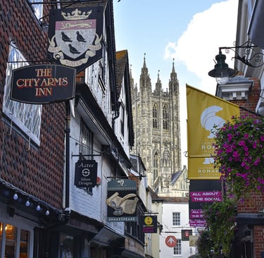 Vue sur une des tours de Canterbury Cathedral depuis une petite rue adjacente