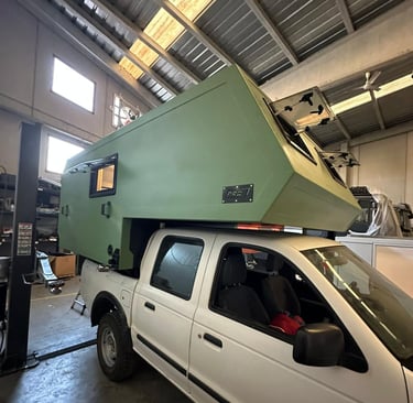 vehículo pickup camperizado de color verde