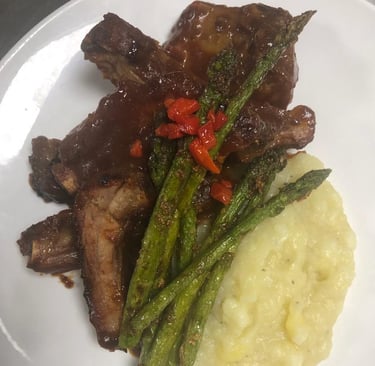 Baby back ribs, garlic & basil mashed potatoes, sautéed asparagus