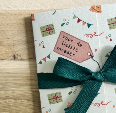 Foto van een gestrikt Kadoentje. Op de tekening van de hangtag staat 'voor de liefste moeder'.