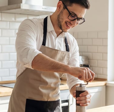 Moendo café na hora. A melhor experiência ao comprar café em grãos de café em Curitiba.