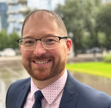 Dan Kyzer Guitar Headshot in blue suit with Dallas background. 