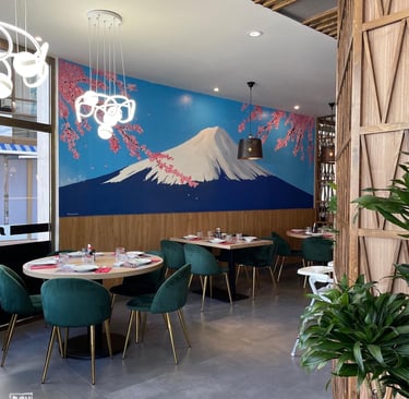 mural del monte Fuji con unos cerezos en un restaurante Chino