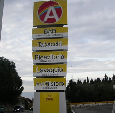 totem pubblicitario lavaggio