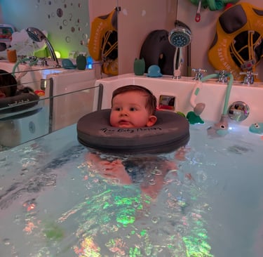 bébé dans le bain